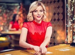 에볼루션 카지노의 컨트롤 스퀴즈 바카라, 사용자가 화면에서 카드 공개하는 장면